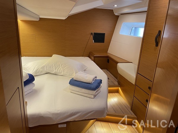 Jeanneau 54 - Yacht Charter Sailica