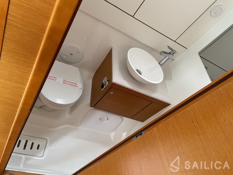 Jeanneau 54 - Yacht Charter Sailica