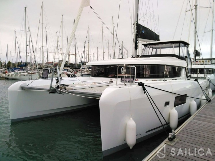 Lagoon 42 - Yacht Charter Sailica