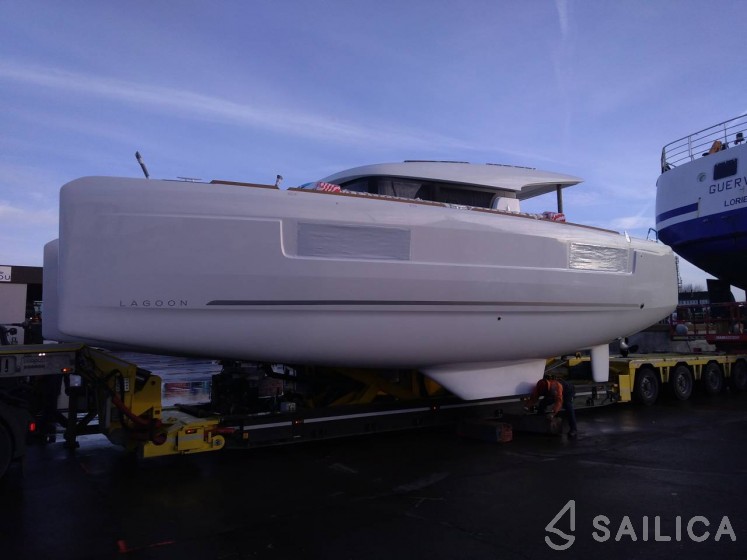 Lagoon 40 - Yacht Charter Sailica