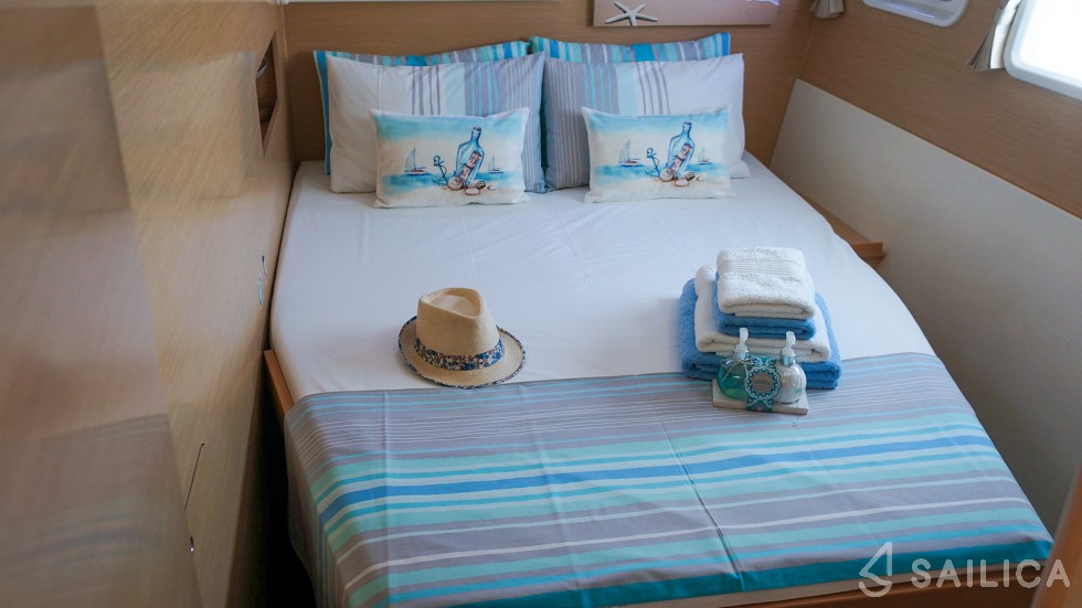 Lagoon 400 - Yacht Charter Sailica