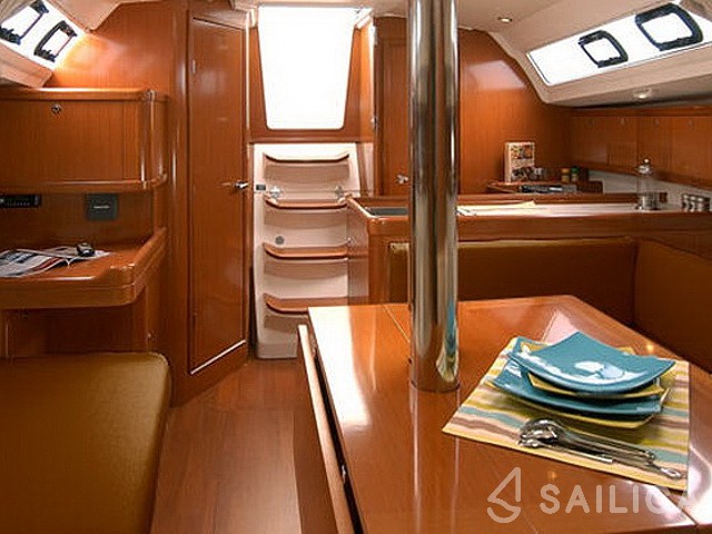 Oceanis 34 - Yacht Charter Sailica