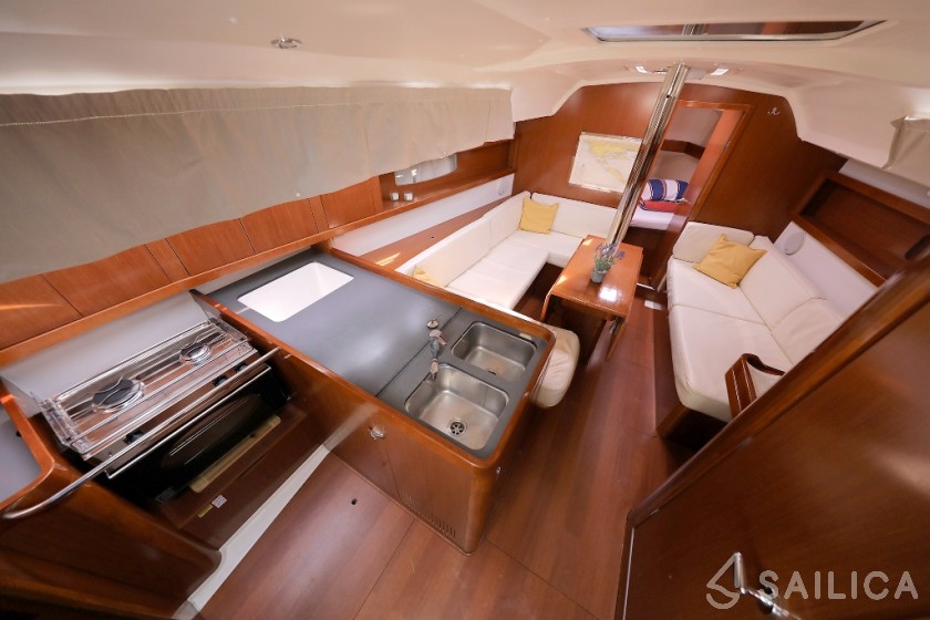 Oceanis 34 - Yacht Charter Sailica