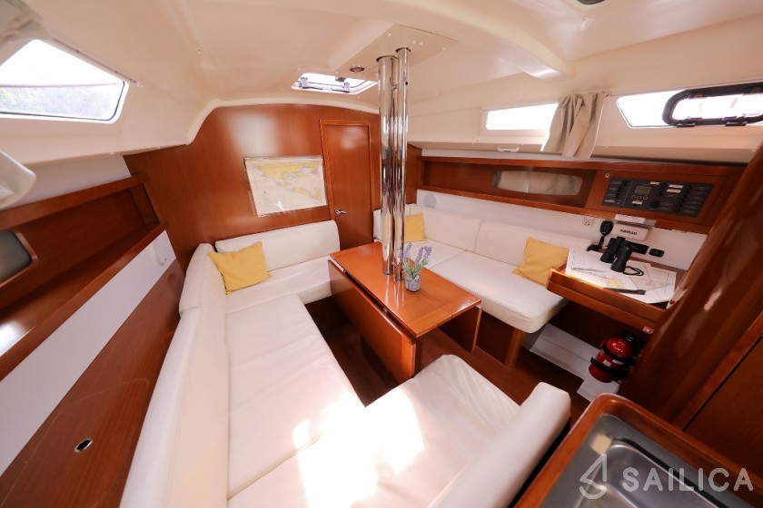 Oceanis 34 - Yacht Charter Sailica