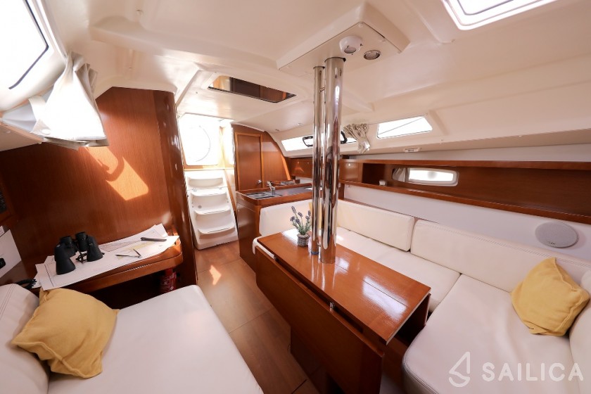 Oceanis 34 - Yacht Charter Sailica