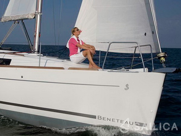 Oceanis 34 - Yacht Charter Sailica