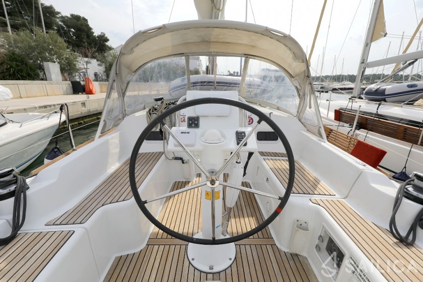Oceanis 34 - Yacht Charter Sailica