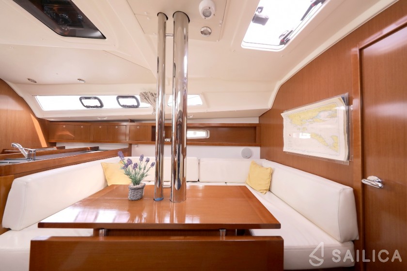Oceanis 34 - Yacht Charter Sailica