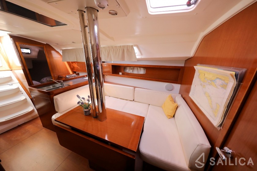Oceanis 34 - Yacht Charter Sailica