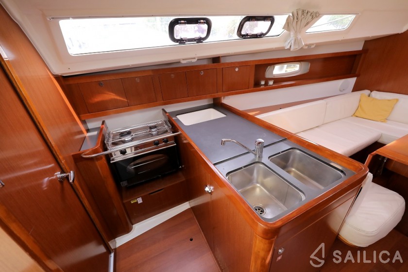 Oceanis 34 - Yacht Charter Sailica