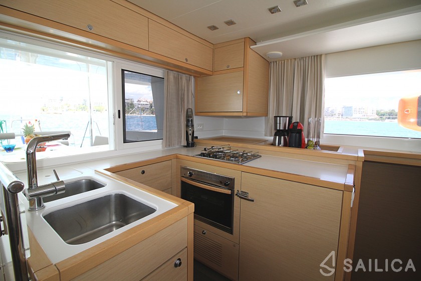 Lagoon 450  Flybridge - Yacht Charter Sailica