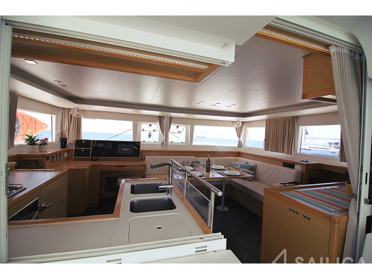 Lagoon 450  Flybridge - Yacht Charter Sailica