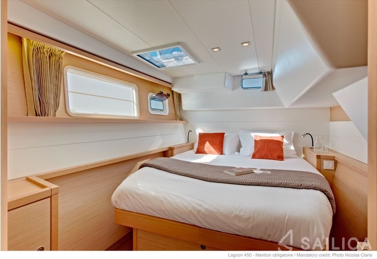 Lagoon 450  Flybridge - Yacht Charter Sailica