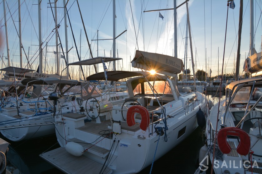 Oceanis 51.1 - Yacht Charter Sailica