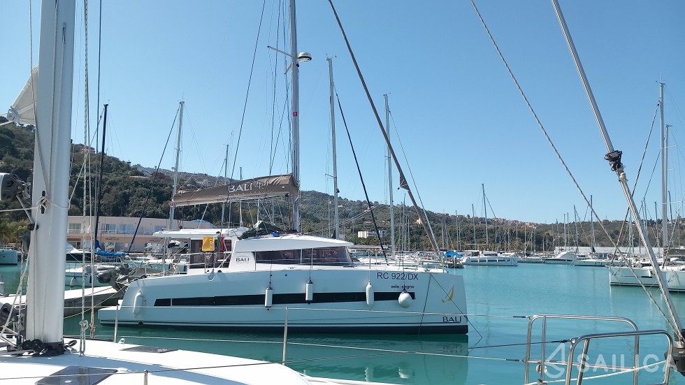Bali 4.1 - Yacht Charter Sailica