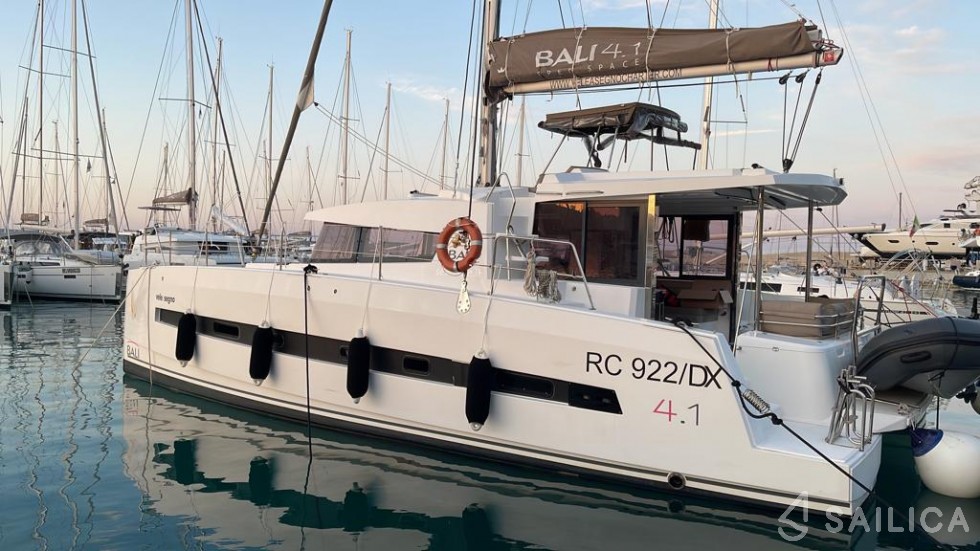 Bali 4.1 - Yacht Charter Sailica
