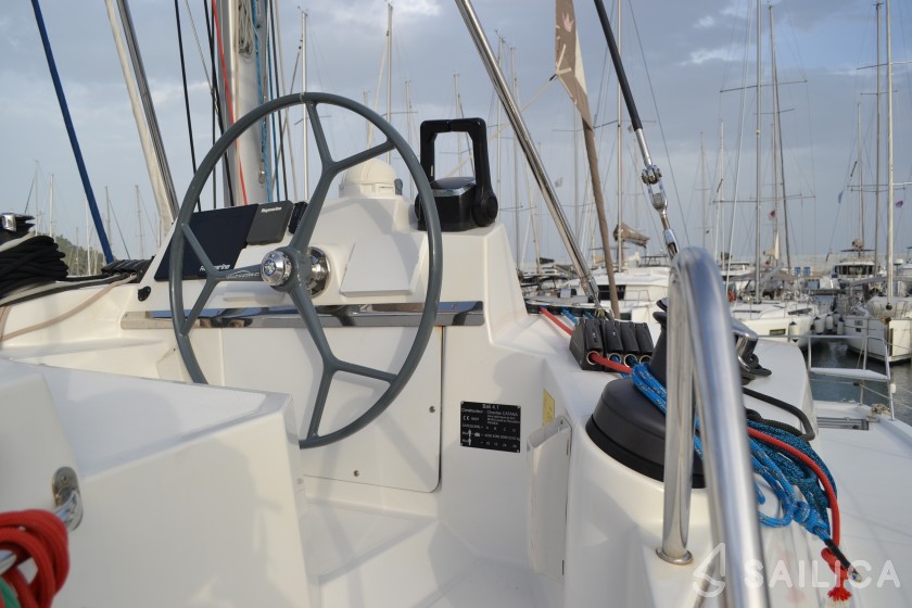 Bali 4.1 - Yacht Charter Sailica