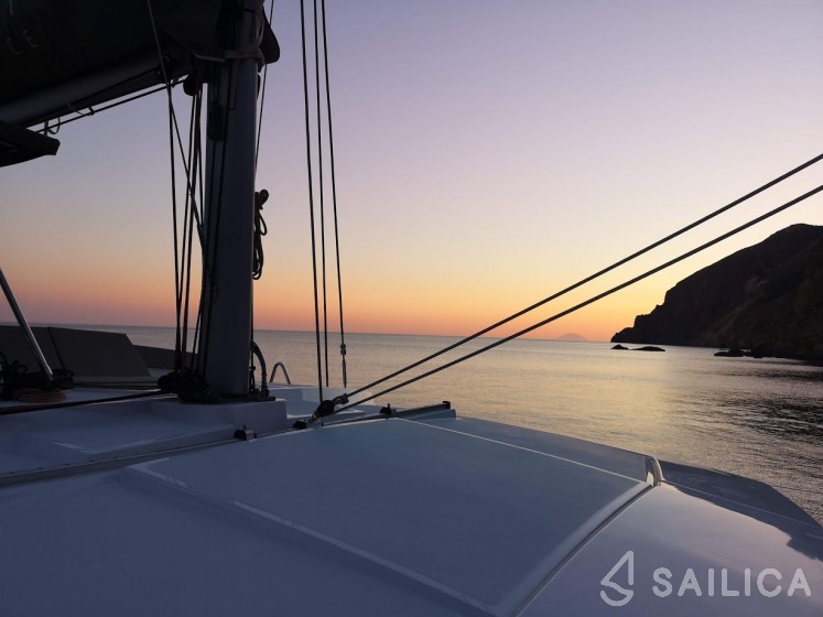 Bali 4.1 - Yacht Charter Sailica
