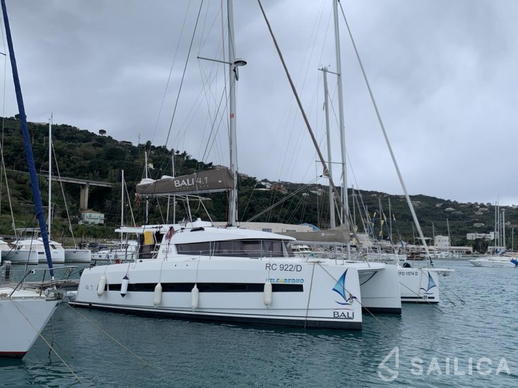 Bali 4.1 - Yacht Charter Sailica