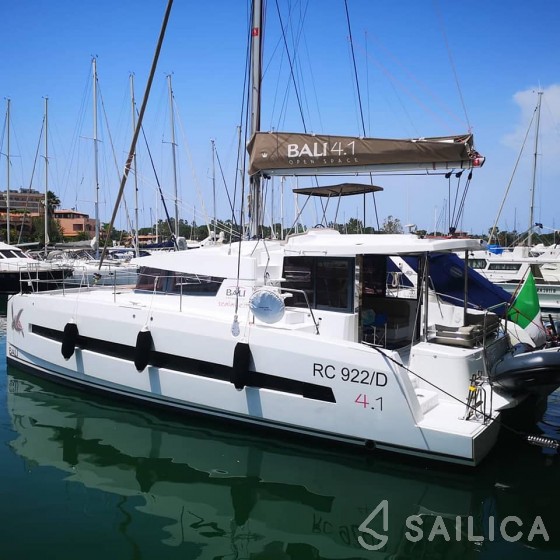 Bali 4.1 - Yacht Charter Sailica
