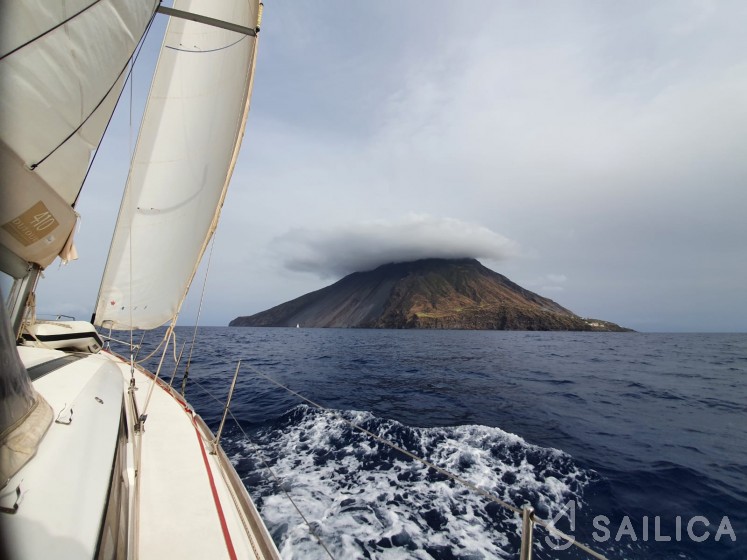 Bali 4.1 - Yacht Charter Sailica