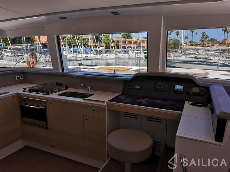 Bali 4.1 - Yacht Charter Sailica