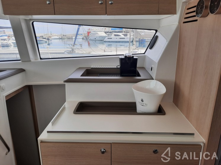 Bali 4.1 - Yacht Charter Sailica