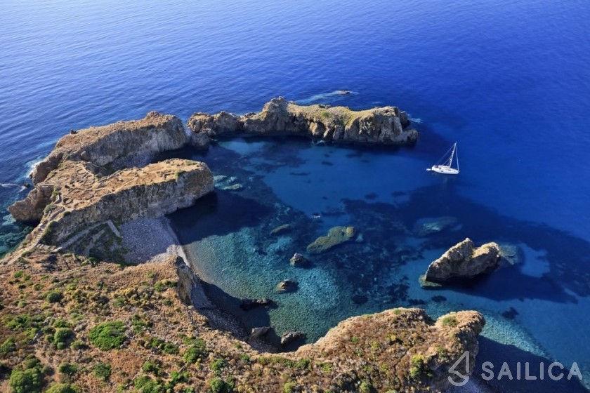 Bali 4.1 - Yacht Charter Sailica