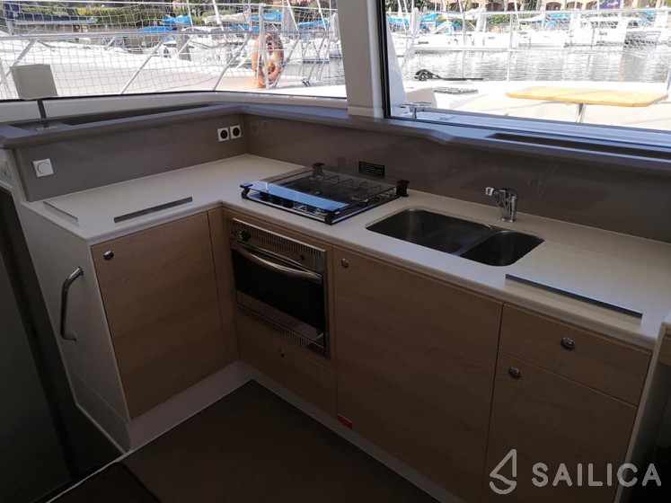 Bali 4.1 - Yacht Charter Sailica