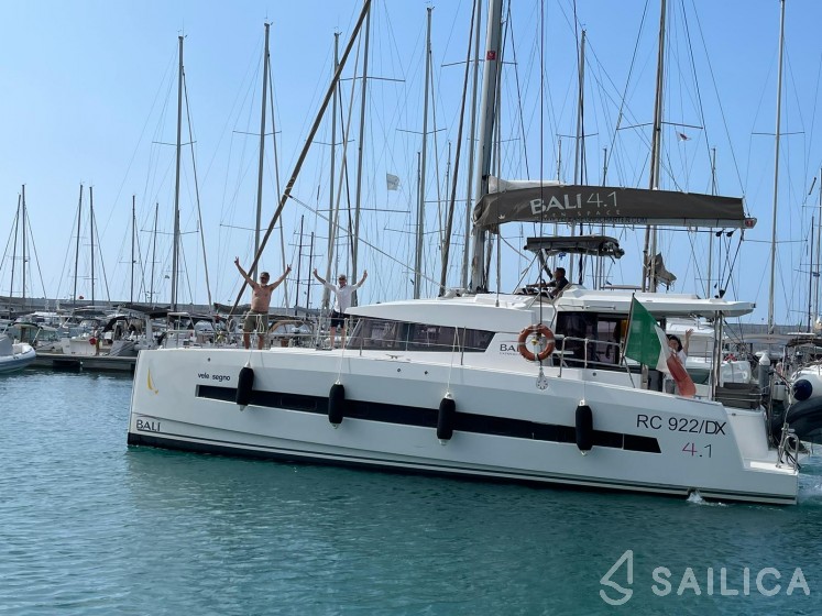 Bali 4.1 - Yacht Charter Sailica
