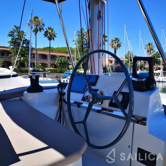Bali 4.1 - Yacht Charter Sailica