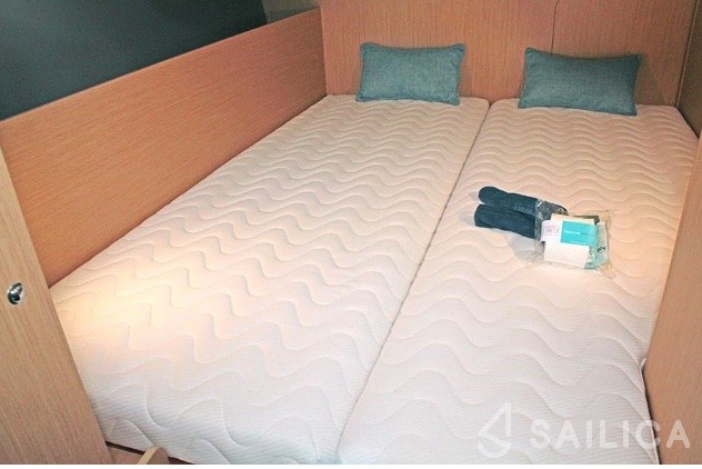 Oceanis 38.1 - Yacht Charter Sailica