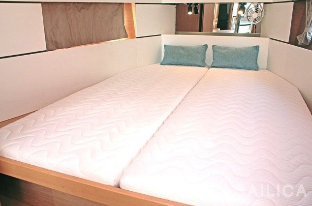 Oceanis 38.1 - Yacht Charter Sailica