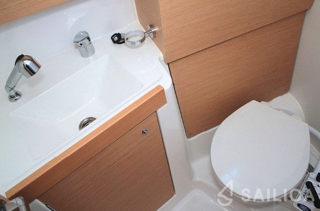 Oceanis 38.1 - Yacht Charter Sailica