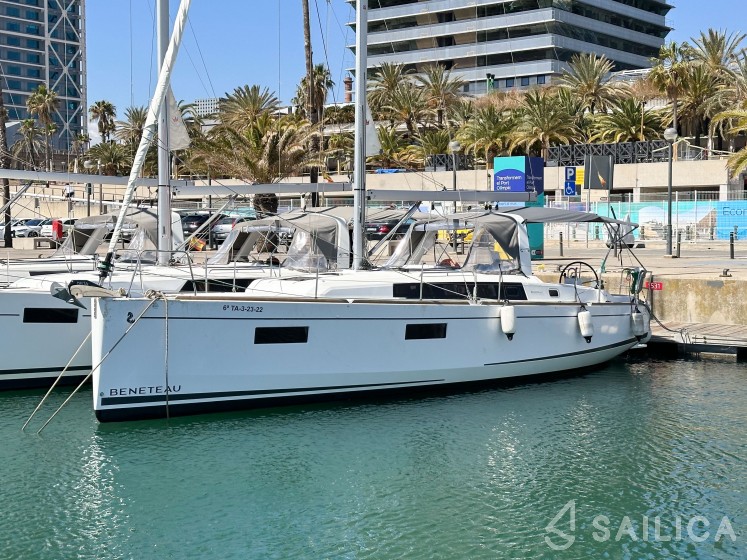Oceanis 38.1 - Yacht Charter Sailica