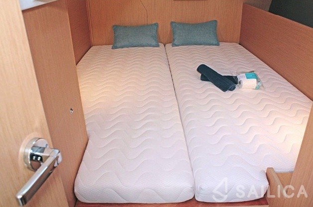 Oceanis 38.1 - Yacht Charter Sailica