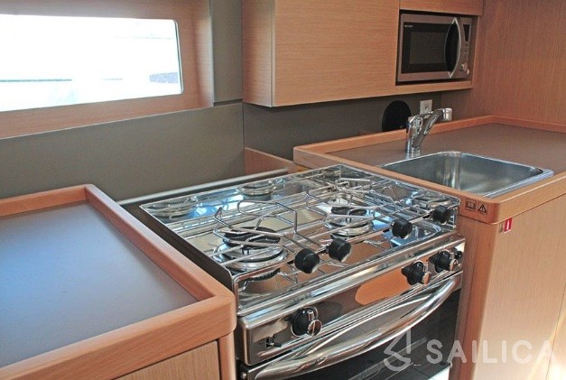 Oceanis 38.1 - Yacht Charter Sailica