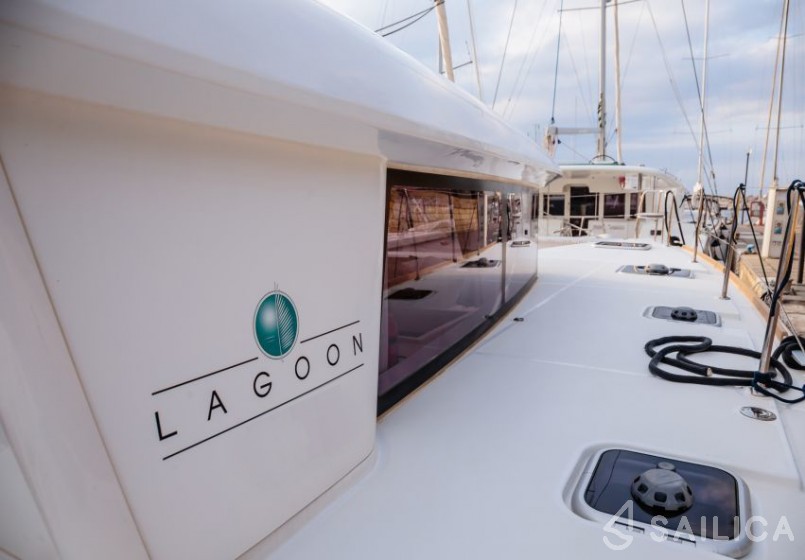 Lagoon 400 S2 - Yacht Charter Sailica