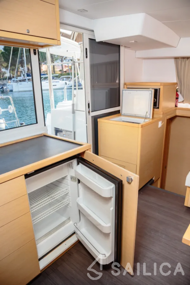 Lagoon 400 S2 - Yacht Charter Sailica
