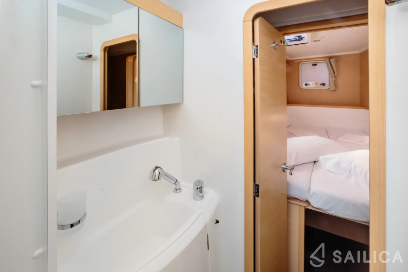 Lagoon 400 S2 - Yacht Charter Sailica