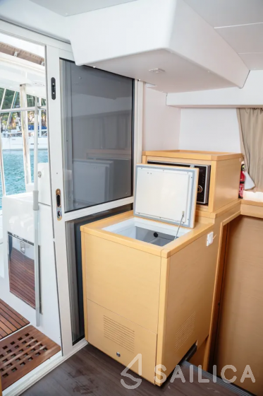 Lagoon 400 S2 - Yacht Charter Sailica