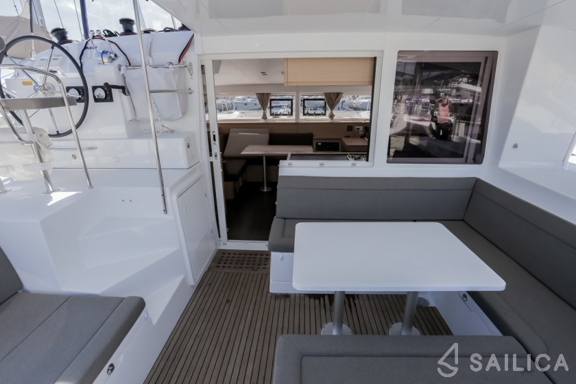 Lagoon 400 S2 - Yacht Charter Sailica