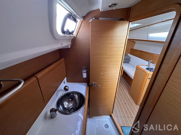 Sun Odyssey 33i - Yacht Charter Sailica