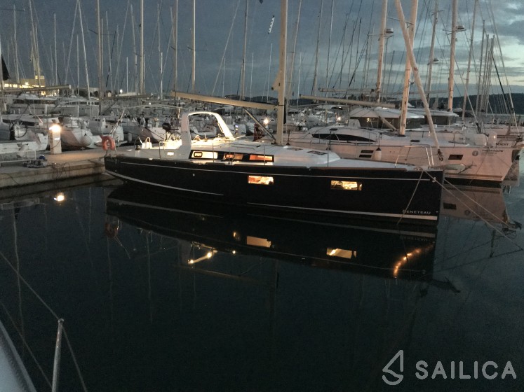 Oceanis 38.1 - Yacht Charter Sailica
