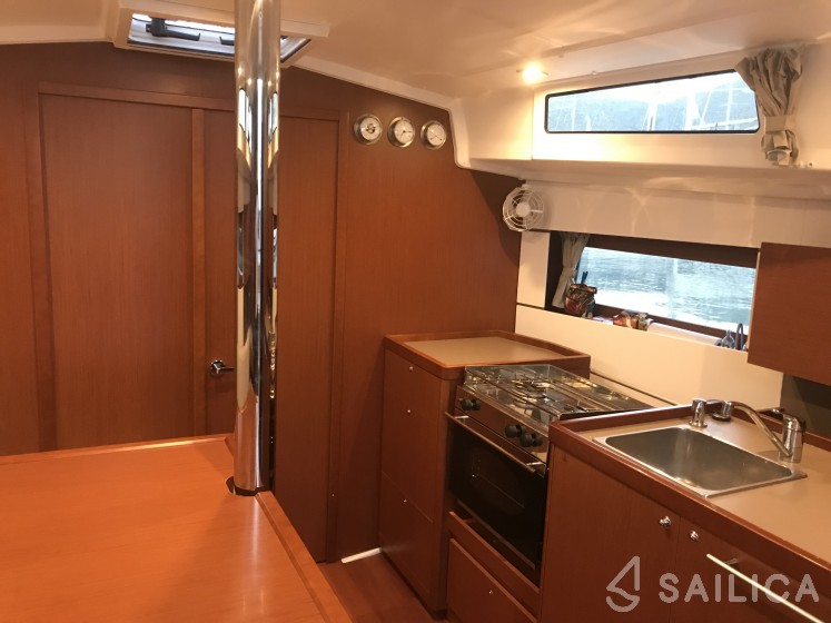 Oceanis 38.1 - Yacht Charter Sailica