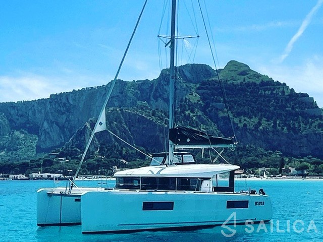Lagoon 40 - Yacht Charter Sailica