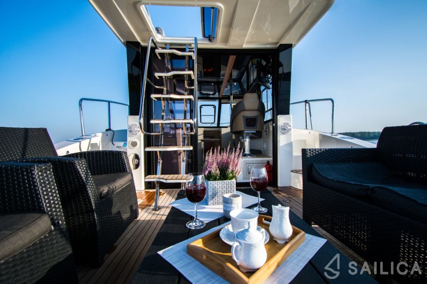 Futura 40 Grand Horizon - Yacht Charter Sailica