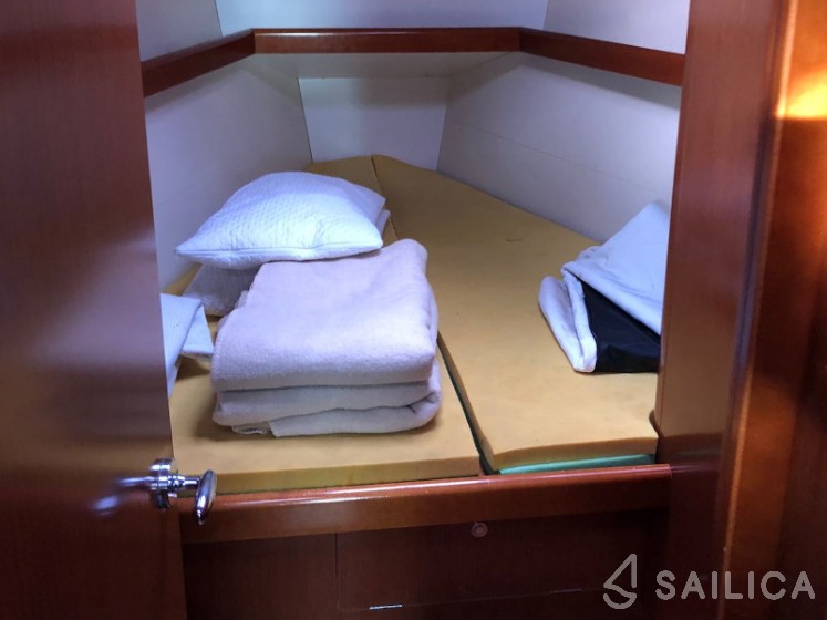 Oceanis 43 - Yacht Charter Sailica