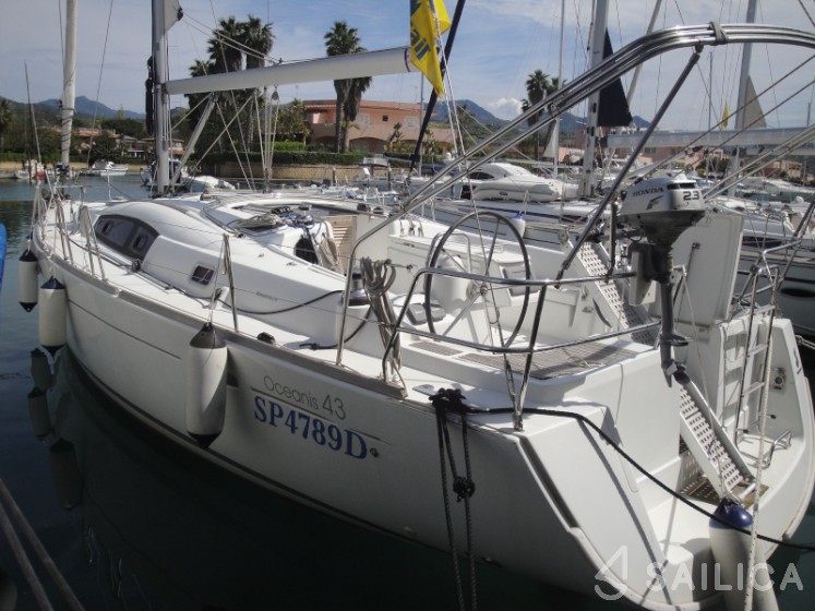 Oceanis 43 - Yacht Charter Sailica