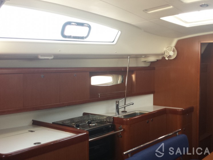 Oceanis 43 - Yacht Charter Sailica